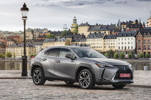 Le crossover compact Lexus UX affiche un style audacieux