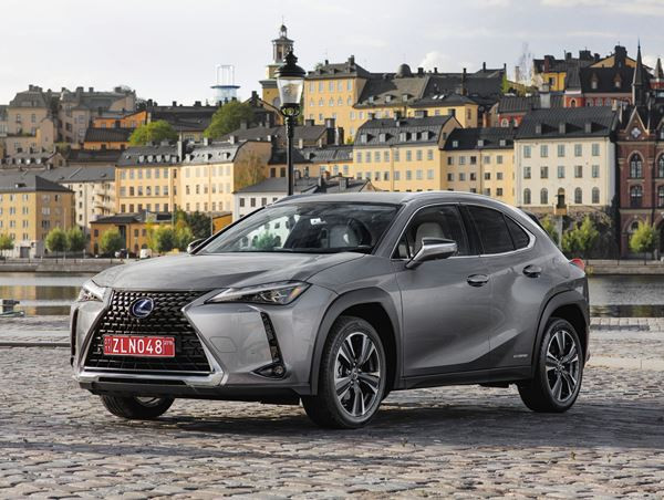 Le crossover compact Lexus UX affiche un style audacieux