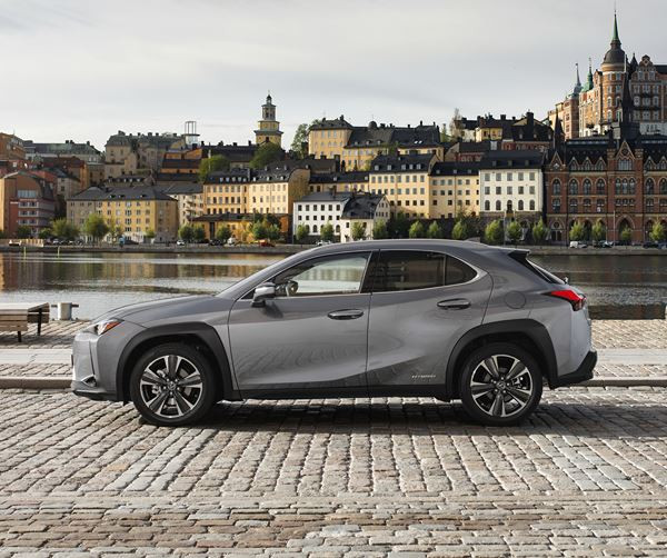 Le crossover compact Lexus UX affiche un style audacieux