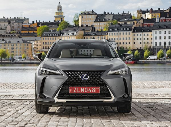 Le crossover compact Lexus UX affiche un style audacieux