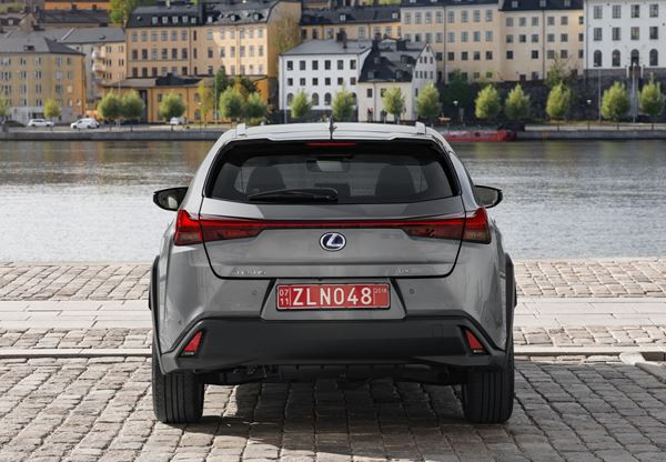 Le crossover compact Lexus UX affiche un style audacieux