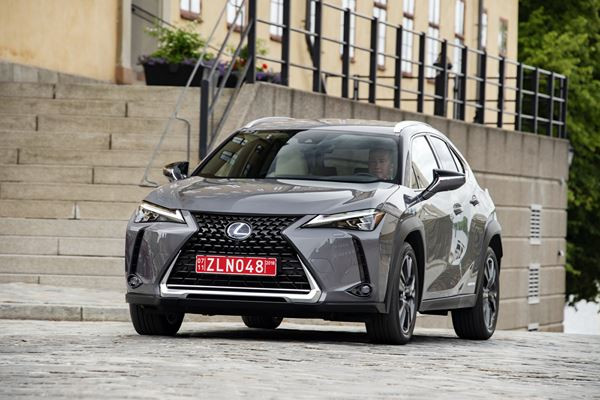 Le crossover compact Lexus UX affiche un style audacieux