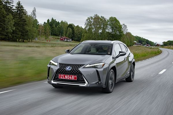Le crossover compact Lexus UX affiche un style audacieux