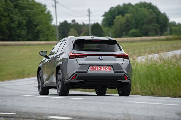 Le crossover compact Lexus UX affiche un style audacieux