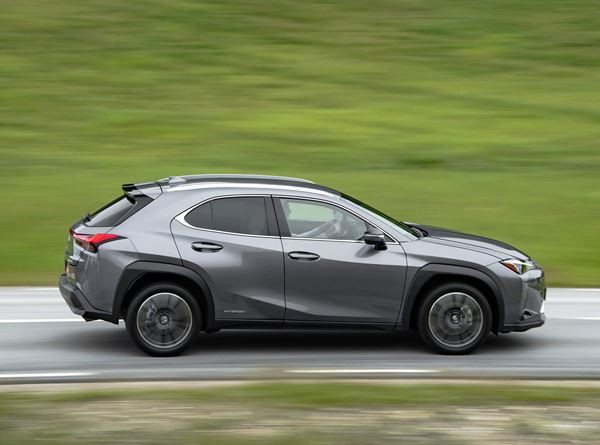 Le crossover compact Lexus UX affiche un style audacieux