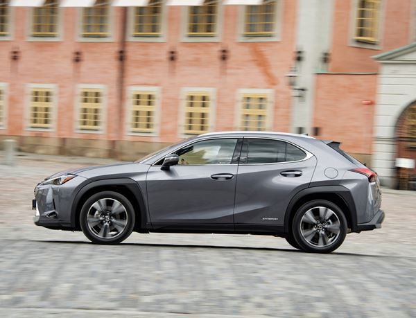 Le crossover compact Lexus UX affiche un style audacieux