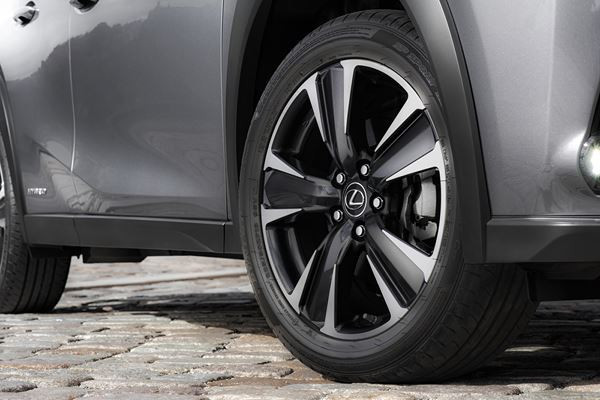 Le crossover compact Lexus UX affiche un style audacieux