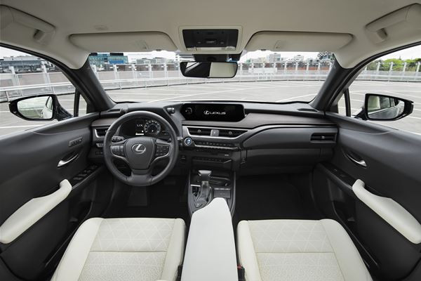 Le crossover compact Lexus UX affiche un style audacieux