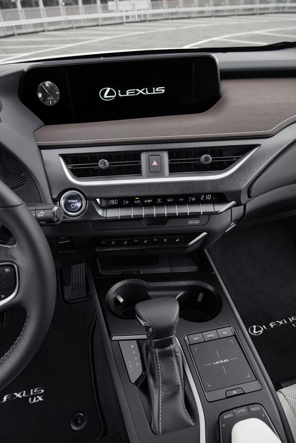 Le crossover compact Lexus UX affiche un style audacieux