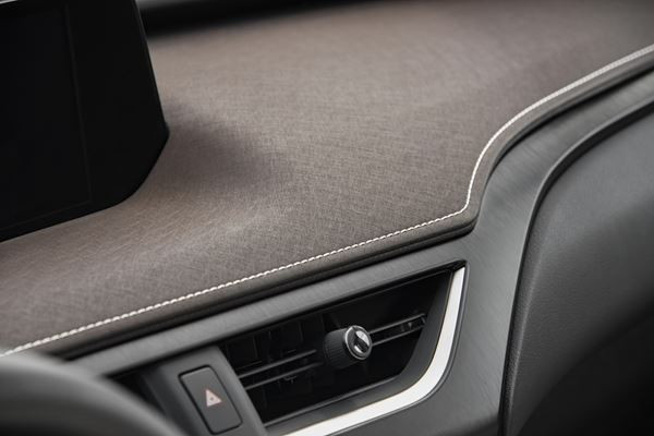 Le crossover compact Lexus UX affiche un style audacieux