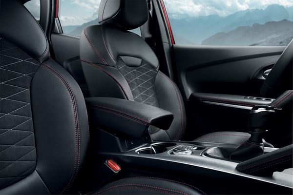 Le Renault Kadjar affiche une calandre élargie avec des inserts chromés