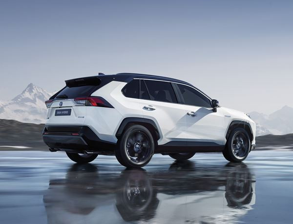 Le SUV Toyota RAV4 Hybride affiche une allure imposante