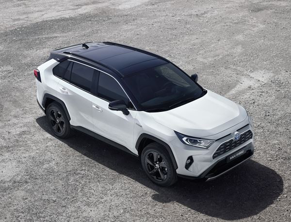Le SUV Toyota RAV4 Hybride affiche une allure imposante