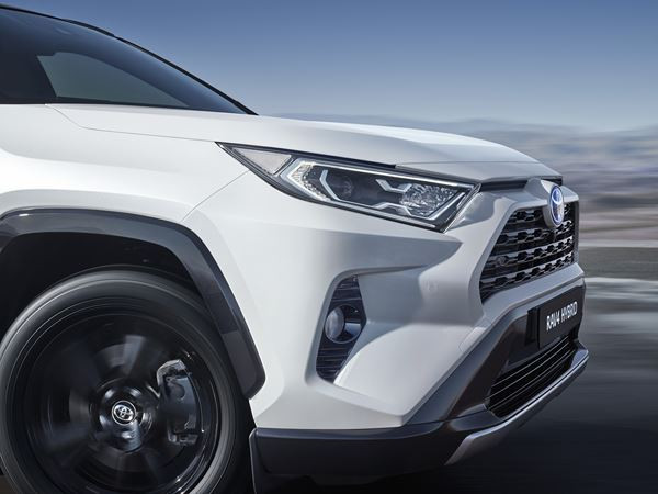 Le SUV Toyota RAV4 Hybride affiche une allure imposante