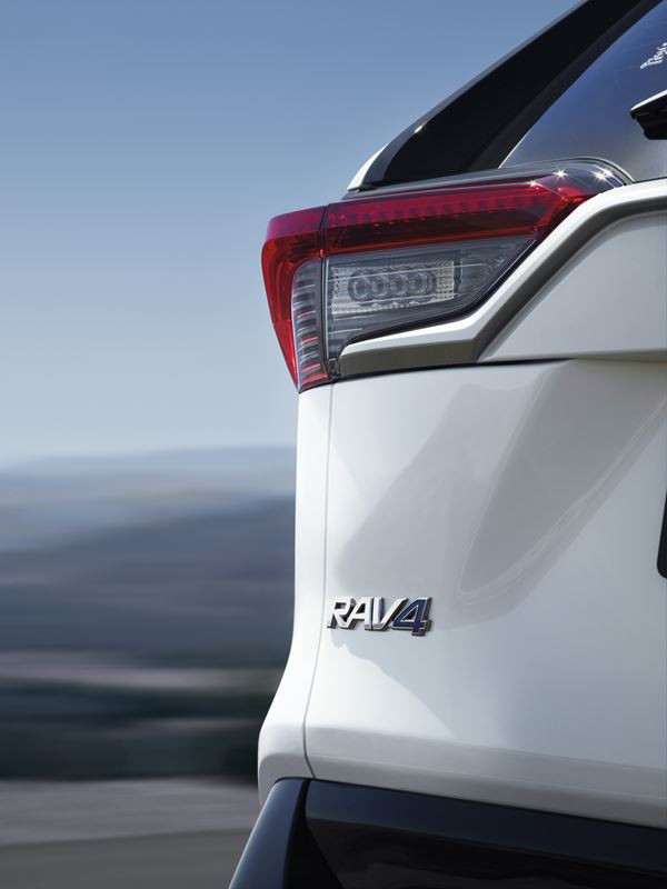 Le SUV Toyota RAV4 Hybride affiche une allure imposante