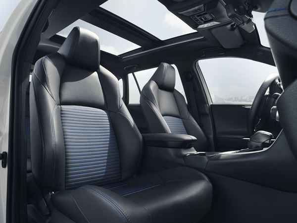 Le SUV Toyota RAV4 Hybride affiche une allure imposante