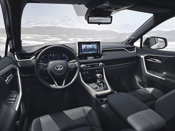 Le SUV Toyota RAV4 Hybride affiche une allure imposante