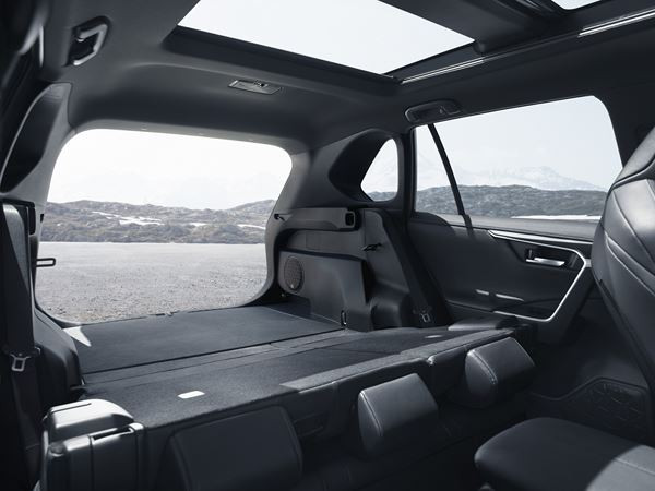 Le SUV Toyota RAV4 Hybride affiche une allure imposante