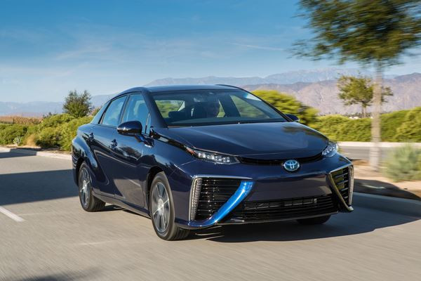 Toyota Mirai: une berline à pile à combustible au style très avant-gardiste