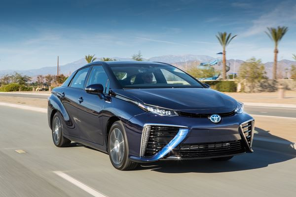 Toyota Mirai: une berline à pile à combustible au style très avant-gardiste