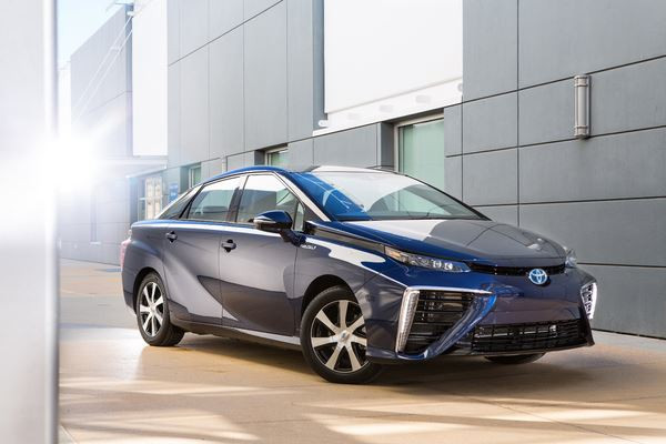 Toyota Mirai: une berline à pile à combustible au style très avant-gardiste