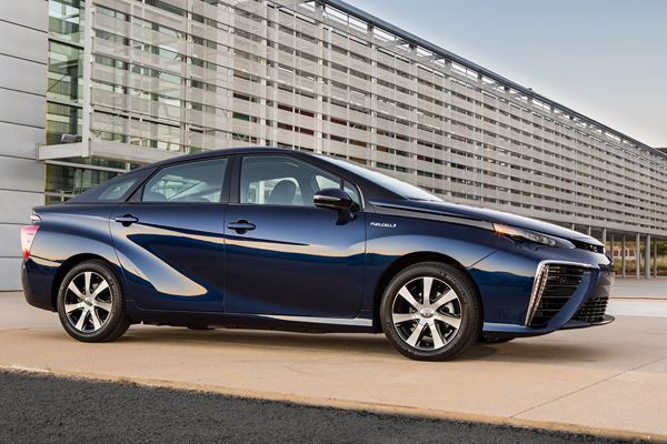 Toyota Mirai: une berline à pile à combustible au style très avant-gardiste