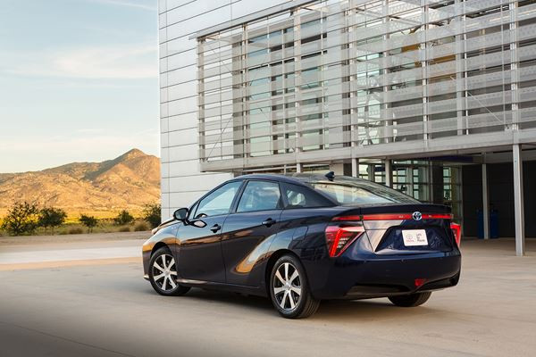 Toyota Mirai: une berline à pile à combustible au style très avant-gardiste