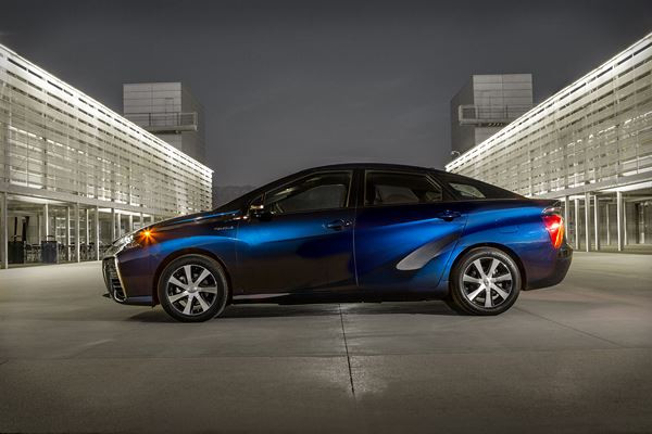 Toyota Mirai: une berline à pile à combustible au style très avant-gardiste