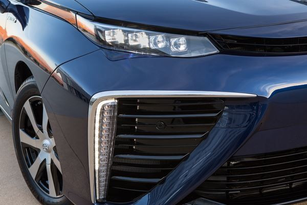 Toyota Mirai: une berline à pile à combustible au style très avant-gardiste