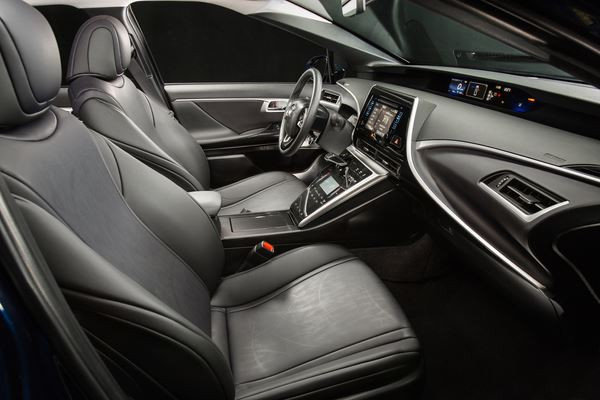 Toyota Mirai: une berline à pile à combustible au style très avant-gardiste