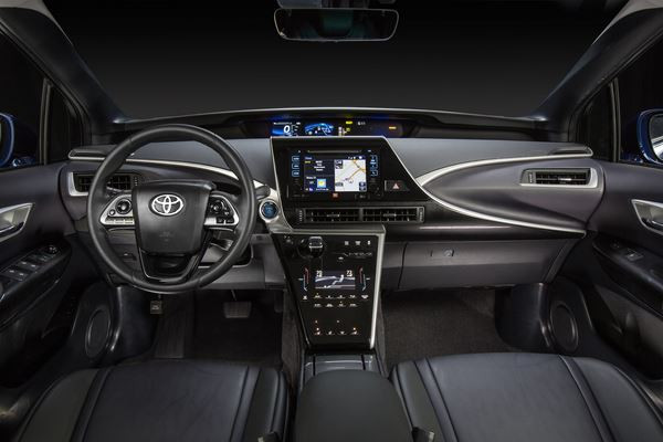 Toyota Mirai: une berline à pile à combustible au style très avant-gardiste