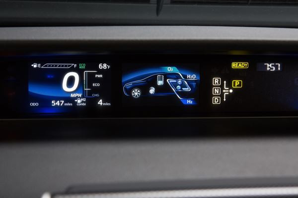 Toyota Mirai: une berline à pile à combustible au style très avant-gardiste