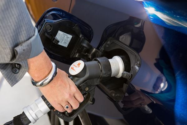 Toyota Mirai: une berline à pile à combustible au style très avant-gardiste