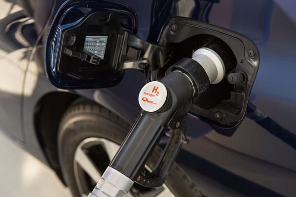 Toyota Mirai: une berline à pile à combustible au style très avant-gardiste