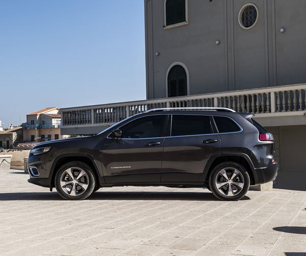 Jeep Cherokee restylée: un SUV de taille moyenne fidèle au style Jeep