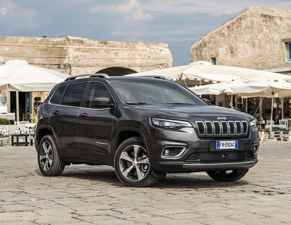 Jeep Cherokee restylée: un SUV de taille moyenne fidèle au style Jeep