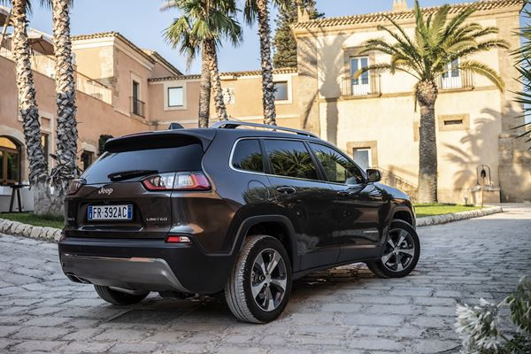 Jeep Cherokee restylée: un SUV de taille moyenne fidèle au style Jeep