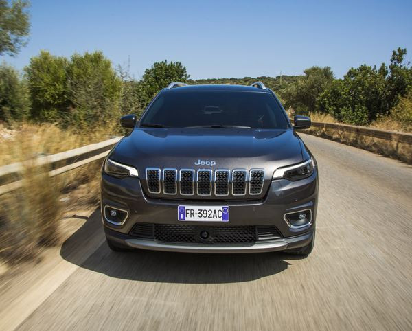 Jeep Cherokee restylée: un SUV de taille moyenne fidèle au style Jeep