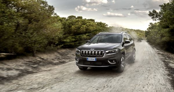 Jeep Cherokee restylée: un SUV de taille moyenne fidèle au style Jeep