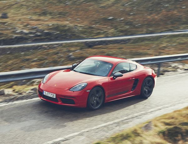 La Porsche 718 Cayman T exprime tout son potentiel dynamique sur routes sinueuses