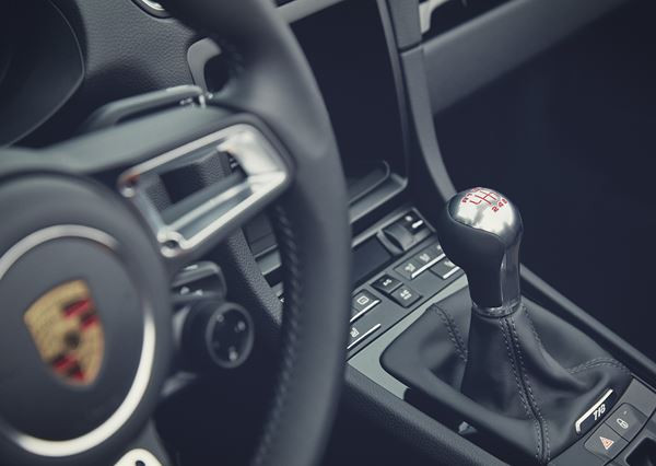 La Porsche 718 Cayman T exprime tout son potentiel dynamique sur routes sinueuses
