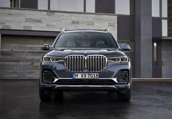 BMW X7: une voiture de luxe revendiquant la polyvalence d’un SAV