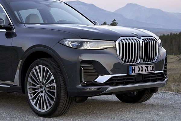 BMW X7: une voiture de luxe revendiquant la polyvalence d’un SAV