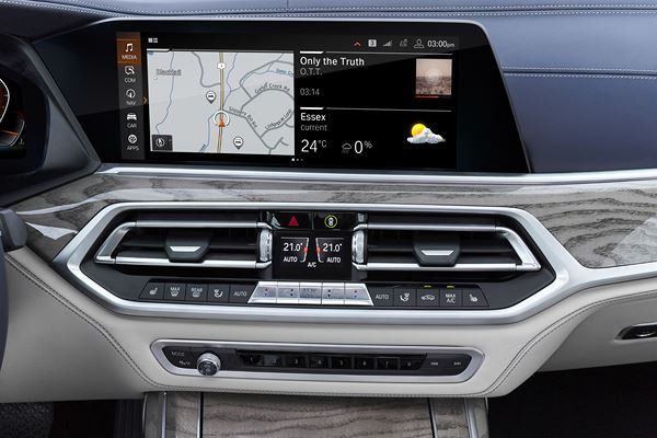 BMW X7: une voiture de luxe revendiquant la polyvalence d’un SAV