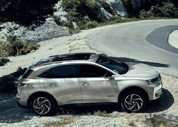 La DS 7 Crossback E-Tense hybride rechargeable en approche
