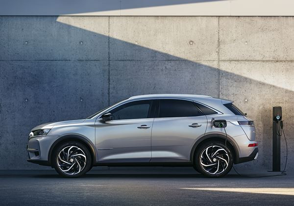 La DS 7 Crossback E-Tense hybride rechargeable en approche