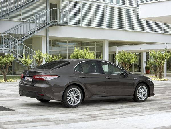 La berline tricorps Toyota Camry hybride-électrique se relance en Europe