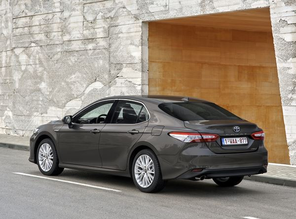 La berline tricorps Toyota Camry hybride-électrique se relance en Europe