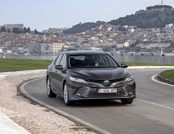La berline tricorps Toyota Camry hybride-électrique se relance en Europe
