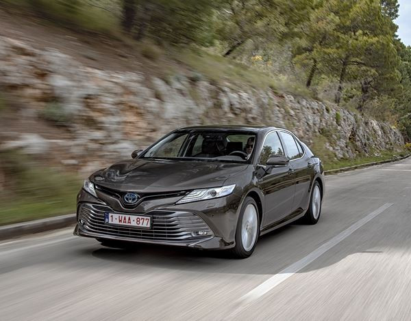 La berline tricorps Toyota Camry hybride-électrique se relance en Europe